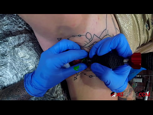 ❤️ Estremamente tatuato hottie Sully Savage ottenuto un tatuaggio sul suo clitoride Video di sesso di qualità al it.befuck-net.ru ️❤